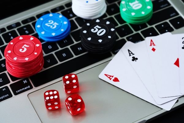 Pemain menikmati permainan slot dan live casino di extoto dari perangkat mobile